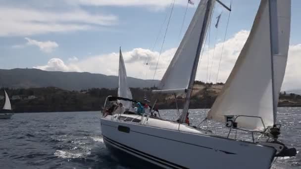 PELOPONNESE, GRECIA - 8 DE MAYO: Barcos Competidores Durante la 9ª regata de vela de primavera Ellada 2013, 8 de mayo 2013 en el Peloponeso, Grecia . — Vídeo de stock