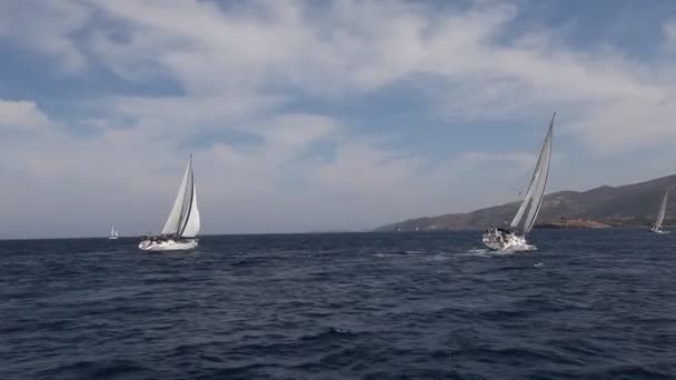 Peloponés, Řecko-8. května: čluny konkurenty během 9. jarní sailing regatta ellada 2013, 8 května 2013 v Peloponés, Řecko. — Stock video