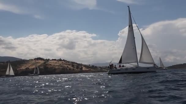 Peloponnészosz, Görögország-május 8-án: csónakok versenytársak alatt 9. tavasz, vitorlázás regatta ellada 2013, május 8., 2013 a Peloponnészosz, Görögország. — Stock videók