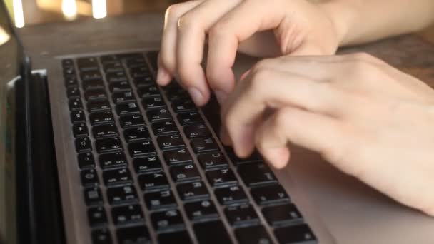 Nahaufnahme einer jungen Frau, die auf einer Laptop-Tastatur tippt — Stockvideo