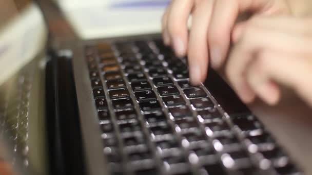 Close-up van een jonge vrouw typen op een laptop toetsenbord — Stockvideo