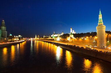 Moskova Nehri yakınında gece zaman kremlin çıkabilir.