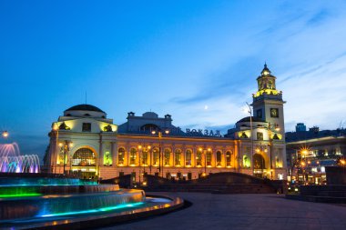 kievskiy tren istasyonunda gece Moskova'da.