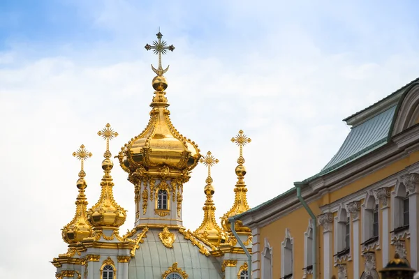 夏の庭園、ペテルゴフ、ロシアの黄金のキューポラ — ストック写真