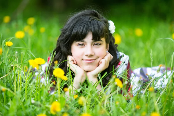 Portret van een jonge mooi meisje in het park — Stockfoto