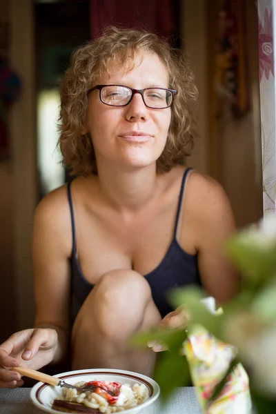 Öğle yemeği sırasında genç bir kadın portresi. — Stok fotoğraf