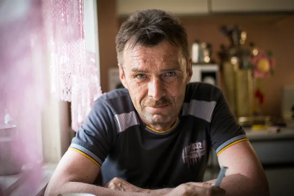 Portrait of a man in his rural home. — Stock Photo, Image