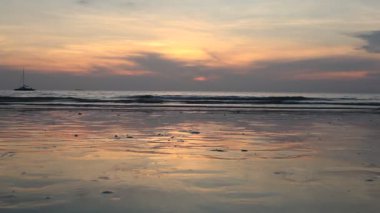 genç kadın batarken sahil koşu