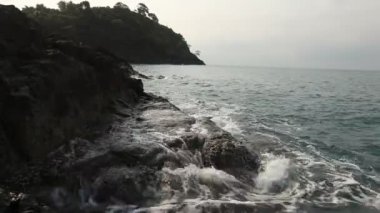 taş vahşi sahilde dalgalar deniz