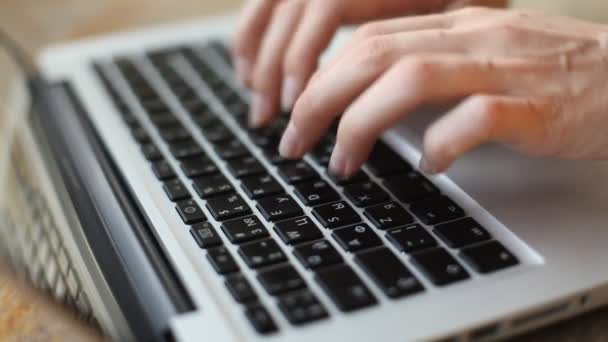 Gros plan d'une jeune femme tapant sur un clavier d'ordinateur portable — Video