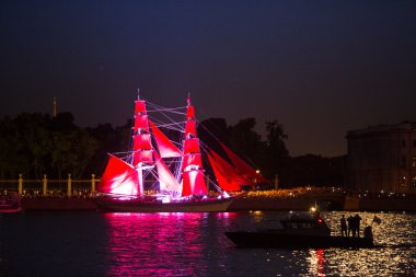 St.Petersburg, Rusya Federasyonu - 24 Haziran: kutlama kırmızı yelken st. petersburg, 24 Haziran 2013, beyaz geceler festival süresince Rusya göster. 2010'dan itibaren genel katılım için 3 milyon büyüdü..