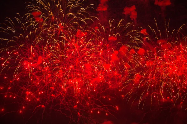 Petrohrad, Rusko - 24. června: oslava scarlet plachty Ukázat během festivalu v bílé noci, 24 června 2013, Petrohrad, Rusko. od roku 2010 účast diváků rostl do 3 milionů. — Stock fotografie