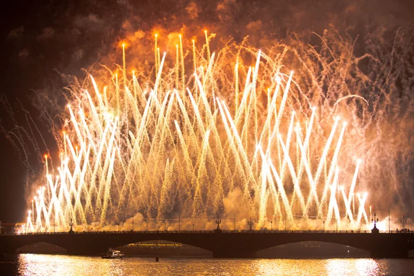 ST.PETERSBURG, RUSSIE - 24 JUIN : Spectacle Célébration des voiles écarlates lors du White Nights Festival, 24 juin 2013, Saint-Pétersbourg, Russie. À partir de 2010, la fréquentation publique est passée à 3 millions . — Photo
