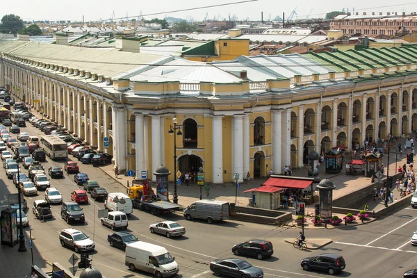 ST.PETERSBURG, RUSSIE - 26 JUIN : Vue de dessus du métro et du centre commercial Gostiny Dvor sur Nevsky Prospect, 26 juin 2013, SPb, Russie. Station ouverte en 1967, est l'une des stations les plus fréquentées de tout le métro SPb . — Photo
