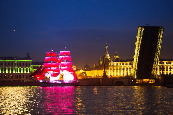 ST.PETERSBURG, RUSSIA - JUNE 24: Celebration Scarlet Sails show during the White Nights Festival, June 24, 2013, St. Petersburg, Russia. From 2010, public attendance grew to 3 million. — Stock Photo, Image