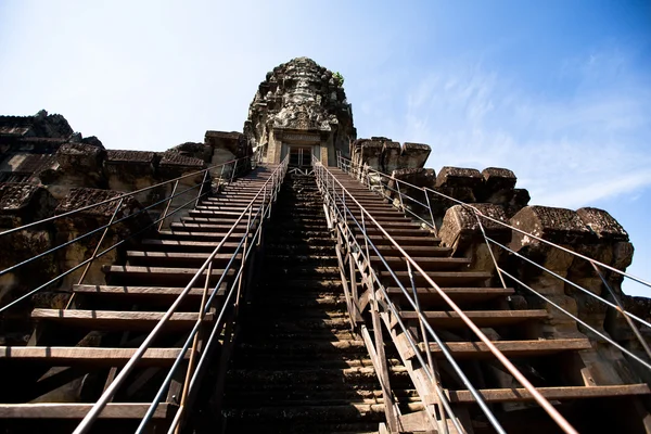 SIEM REAP, CAMBODIA - DIC 13: Angkor Wat - es el mayor complejo de templos y monumentos religiosos hindúes del mundo, 13 de diciembre de 2012 Siem Reap, Camboya. Es la principal atracción del país para los visitantes . —  Fotos de Stock