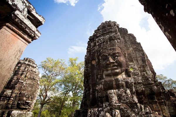 СИЕМ-РИП, КАМБОДИЯ - DEC 13: Ангкор-Ват - самый большой индуистский храмовый комплекс и религиозный памятник в мире, 13 декабря 2012 года Сиемреап, Камбоджа. Это главная достопримечательность страны для посетителей . Стоковое Фото