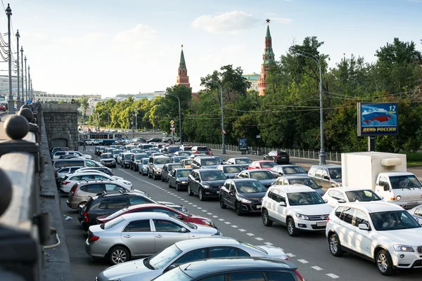 MOSCOW - JUNE 13: Cars stands in traffic jam on the city center, June 13, 2013, Moscow Russia. Moscow Mayor Sobyanin reconstructs suburban railways, to solve problem of traffic jams in 2016. — Stock Photo, Image