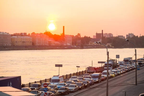 ST.PETERSBURG, RÚSSIA - JUNHO 25: Falta de tráfego devido a reparos Greater Obukhov (cable-stay) Bridge, Jun 25, 2013, St.Petersburg Rússia. Comprimento de congestionamento de 6,3 km foi formado na Ring Road . — Fotografia de Stock