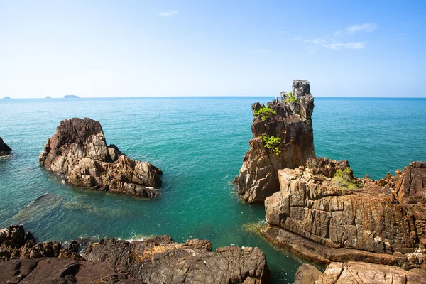 Arrecifes en la costa — Foto de Stock