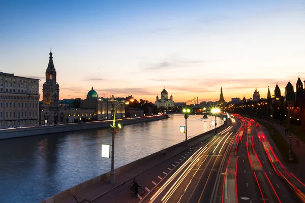 Nábřeží řeky Moskvy blízko Kremlu. — Stock fotografie