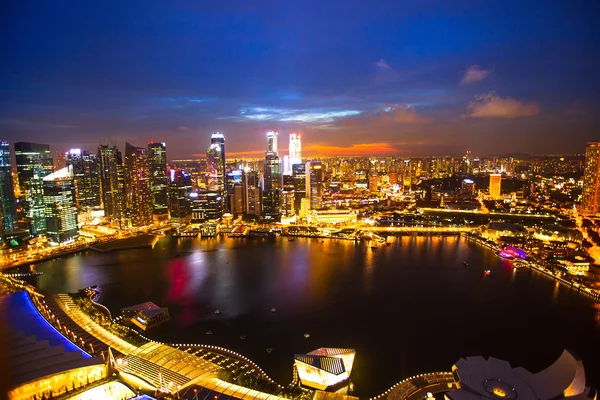 Night scene of financial district Singapore from roof Marina Bay Hotel — Stock Photo, Image
