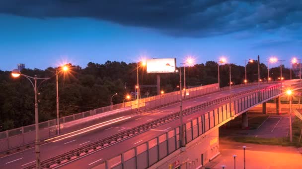 Timelapse: Tráfego noturno na estrada circular — Vídeo de Stock