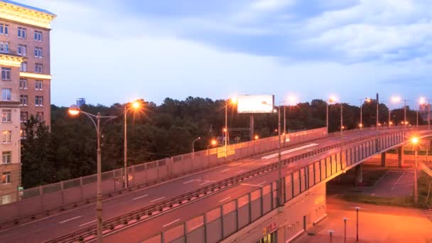 Timelapse: Вечернее движение на кольцевой дороге — стоковое видео