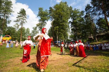 tervenichi, Rusya Federasyonu - Temmuz 7: yöre halkı kutladı Ivan kupala günü, 7 Temmuz 2013, tervenichi, Rusya Federasyonu. kutlama için yaz gündönümü ilgilidir ve büyüleyici pagan ritüelleri içerir.