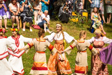 tervenichi, Rusya Federasyonu - Temmuz 7: yöre halkı kutladı Ivan kupala günü, 7 Temmuz 2013, tervenichi, Rusya Federasyonu. kutlama için yaz gündönümü ilgilidir ve büyüleyici pagan ritüelleri içerir.