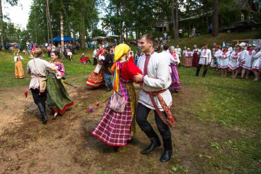 tervenichi, Rusya Federasyonu - Temmuz 7: yöre halkı kutladı Ivan kupala günü, 7 Temmuz 2013, tervenichi, Rusya Federasyonu. kutlama için yaz gündönümü ilgilidir ve büyüleyici pagan ritüelleri içerir.