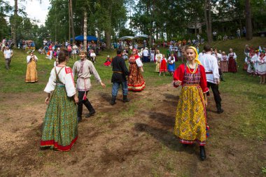 tervenichi, Rusya Federasyonu - Temmuz 7: yöre halkı kutladı Ivan kupala günü, 7 Temmuz 2013, tervenichi, Rusya Federasyonu. kutlama için yaz gündönümü ilgilidir ve büyüleyici pagan ritüelleri içerir.