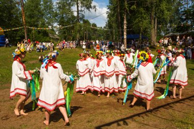 tervenichi, Rusya Federasyonu - Temmuz 7: yöre halkı kutladı Ivan kupala günü, 7 Temmuz 2013, tervenichi, Rusya Federasyonu. kutlama için yaz gündönümü ilgilidir ve büyüleyici pagan ritüelleri içerir.