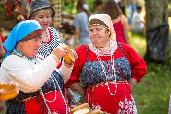 TERVENICHI, RUSIA - 7 DE JUL: La gente local celebró el Día de Iván Kupala, 7 de julio de 2013, Tervenichi, Rusia. La celebración se relaciona con el solsticio de verano e incluye una serie de rituales paganos fascinantes . —  Fotos de Stock