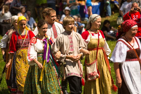 TERVENICHI, RUSIA - 7 DE JUL: La gente local celebró el Día de Iván Kupala, 7 de julio de 2013, Tervenichi, Rusia. La celebración se relaciona con el solsticio de verano e incluye una serie de rituales paganos fascinantes . —  Fotos de Stock