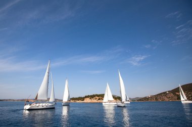 Yelkenli. yat. yelken. seyahat kavramı. tatil. denizin üzerinde Regatta.