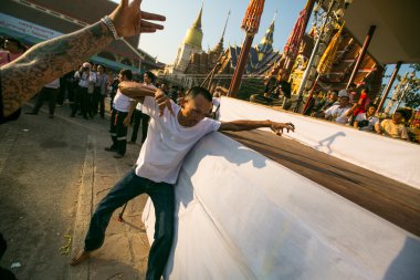 Nakhon chai, Tayland - mar 23: tanımlanamayan katılımcı ana gün tören mümkün khong khuen - wat bang pra üzerinde mar 23, 2013 yılında nakhon chai, Tayland at WAI kroo sırasında ruh sahibi.