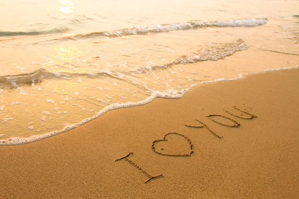 Seviyorum - sahil kumu, yumuşak surf dalgası üzerinde yazıt. — Stok fotoğraf