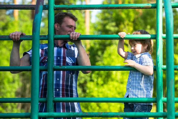 Baba ve oğul oyun bahçesinde oynuyorlar.. — Stok fotoğraf