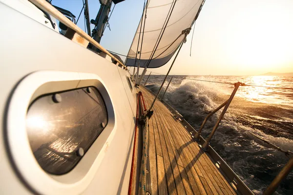 Yacht a vela verso il tramonto . — Foto Stock