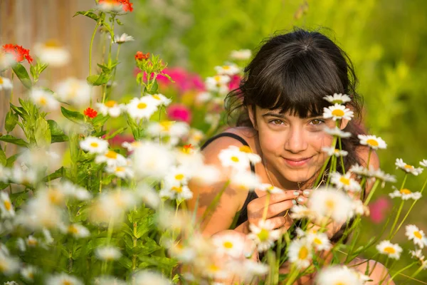 Портрет маленької дівчинки серед диких квітів . — стокове фото