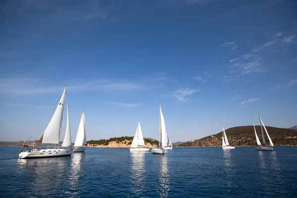 Velero carrera de yates - imagen con espacio para texto o logotipos . — Foto de Stock