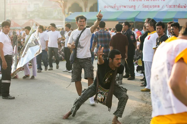 Nakhon chai, thailand - mar 23: niet-geïdentificeerde deelnemer master dag ceremonie kunnen khong khuen - geest bezit tijdens de wai kroo op wat bang pra op mar 23, 2013 in nakhon chai, thailand. — Stockfoto