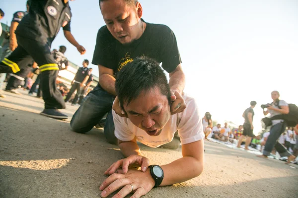 NAKHON CHAI, THAILAND - MAR 23: Participante não identificado Cerimônia do Dia Mestre capaz Khong Khuen - posse de espírito durante o Wai Kroo no Wat Bang Pra em 23 de março de 2013 em Nakhon Chai, Tailândia . — Fotografia de Stock