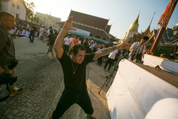 NAKHON CHAI, THAILAND - MAR 23: Participante não identificado Cerimônia do Dia Mestre capaz Khong Khuen - posse de espírito durante o Wai Kroo no Wat Bang Pra em 23 de março de 2013 em Nakhon Chai, Tailândia . — Fotografia de Stock