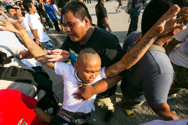 NAKHON CHAI, TAILANDIA - 23 DE MARZO: Participante no identificado Ceremonia del Día del Maestro capaz Khong Khuen - posesión espiritual durante el Wai Kroo en Wat Bang Pra el 23 de marzo de 2013 en Nakhon Chai, Tailandia . —  Fotos de Stock