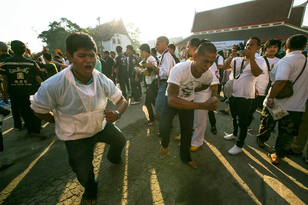 NAKHON CHAI, THAILAND - MAR 23: Participante não identificado Cerimônia do Dia Mestre capaz Khong Khuen - posse de espírito durante o Wai Kroo no Wat Bang Pra em 23 de março de 2013 em Nakhon Chai, Tailândia . — Fotografia de Stock