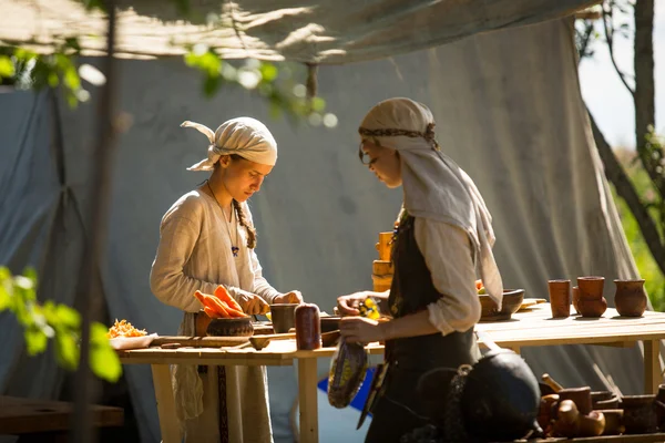 Staraya ladoga, russland - 13. Juli: unbekannte Teilnehmer während des internationalen historischen Festivals der mittelalterlichen Kultur ladogafest-2013 (12. bis 14. Juli) am 13. Juli 2013 auf staraya ladoga, russland. — Stockfoto