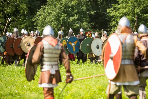 Staraya ladoga, russland - 13. Juli: unbekannte Teilnehmer während des internationalen historischen Festivals der mittelalterlichen Kultur ladogafest-2013 (12. bis 14. Juli) am 13. Juli 2013 auf staraya ladoga, russland. — Stockfoto