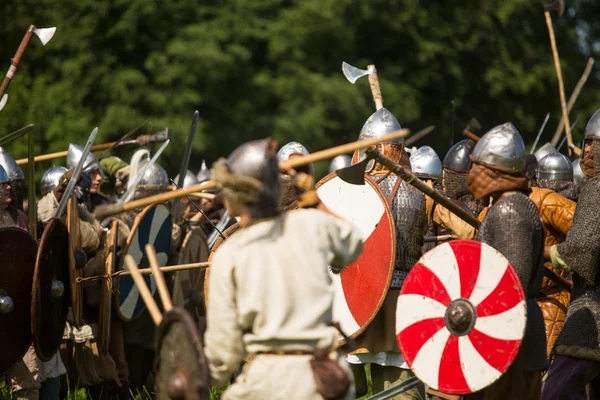 Staraya ladoga, russland - 13. Juli: unbekannte Teilnehmer während des internationalen historischen Festivals der mittelalterlichen Kultur ladogafest-2013 (12. bis 14. Juli) am 13. Juli 2013 auf staraya ladoga, russland. — Stockfoto